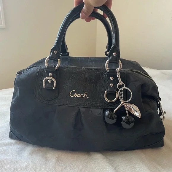 𝘊𝘰𝘢𝘤𝘩 𝘈𝘴𝘩𝘭𝘦𝘺 𝘚𝘪𝘨𝘯𝘢𝘵𝘶𝘳𝘦 𝘚𝘢𝘵𝘦𝘦𝘯🖤 - Picture 3 of 5